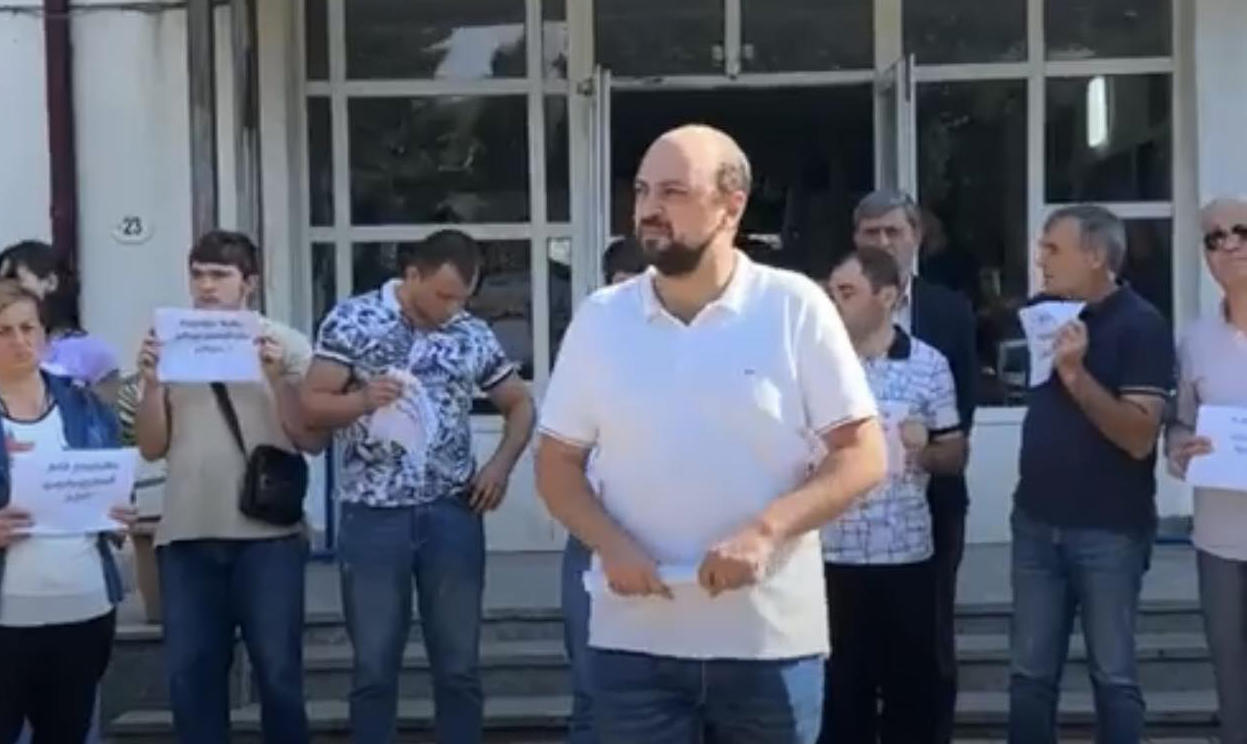 „ნაციონალური მოძრაობის“ წევრები - ხელვაჩაურის კულტურის სახლიდან  კვიპროსში, ანსამბლს ხელვაჩაურის მერი და საკრებულოს თავმჯდომარე ცოლებთან ერთად გაჰყვნენ