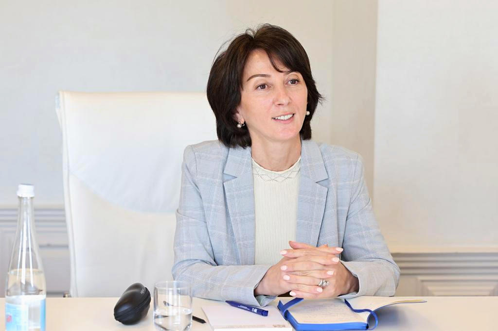 ბაკურიანის განვითარების სააგენტოს თავმჯდომარე მოსწავლეებსა და მასწავლებლებს ახალი სასწავლო წლის დაწყებას ულოცავს