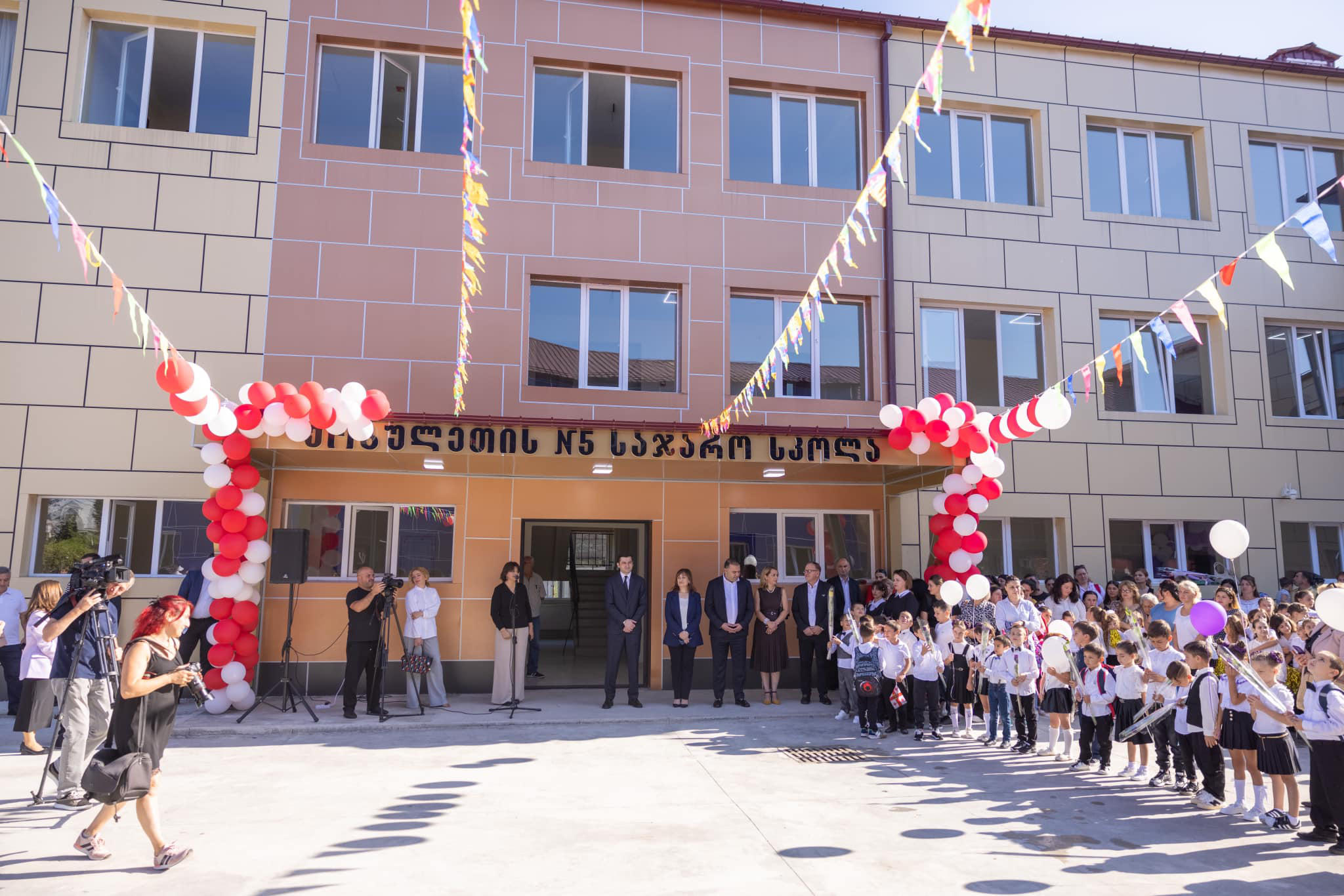 თორნიკე რიჟვაძემ ქობულეთის მე-5 ახლად რეაბილიტირებული სკოლა დაათვალიერა და მოსწავლეებს ახალი სასწავლო წლის დაწყება მიულოცა