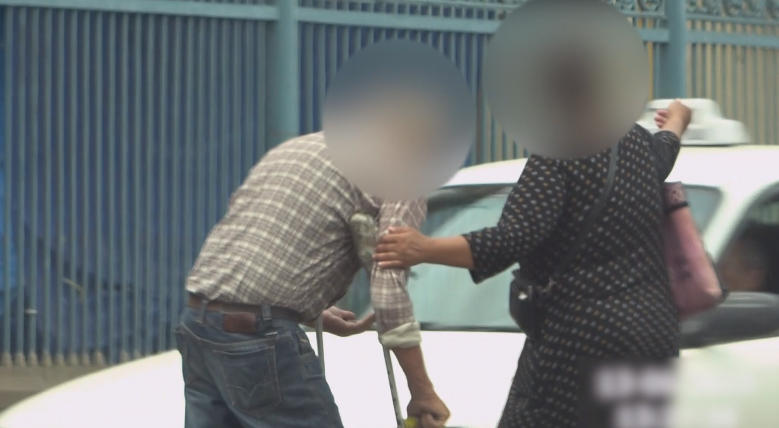 პოლიციამ ტრეფიკინგის ბრალდებით საქართველოს და უცხოეთის 4 მოქალაქე დააკავა, რომლებიც დაზარალებულებს, მათ შორის შშმ პირს, ფსიქოლოგიური ზეწოლითა და ფიზიკური ანგარიშსწორების მუქარით მოწყალების თხოვნას აიძულებდნენ