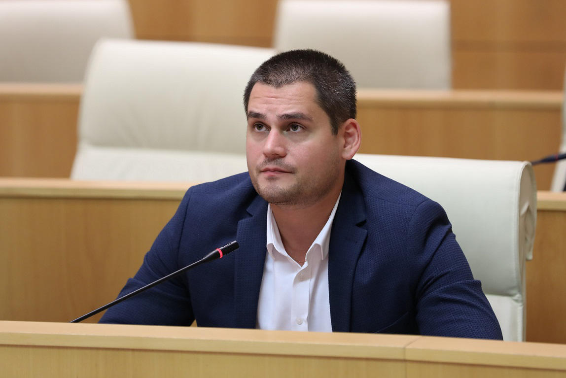 ბერდია სიჭინავას განცხადებით, მიხეილ დაუშვილი პარტიის „გახარია საქართველოსთვის“ საარჩევნო სიაში მისივე გადაწყვეტილებით არ არის