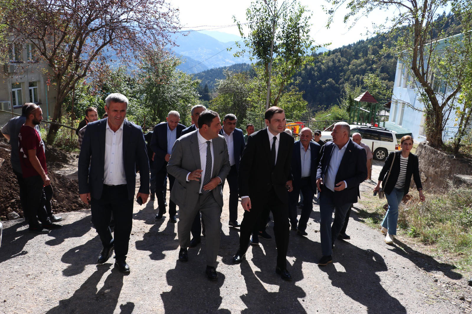 რომეო მიქაუტაძე და თორნიკე რიჟვაძე დაბა ხულოში გაზიფიცირების სამუშაოებს გაეცნენ