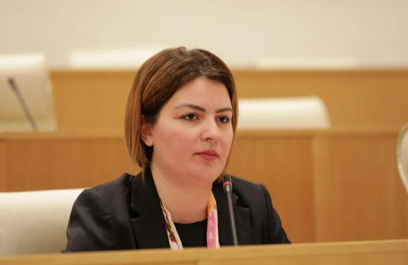 ანა ნაცვლიშვილი დარჩიაშვილს - შემთხვევით, ისე ხომ არ მოხდა, რომ თქვენც ჩვენსავით ტელევიზიით გაიგეთ, საქართველოს პრემიერ-მინისტრი ჩინეთთან სტრატეგიულ პარტნიორობას რომ აწერდა ხელს?