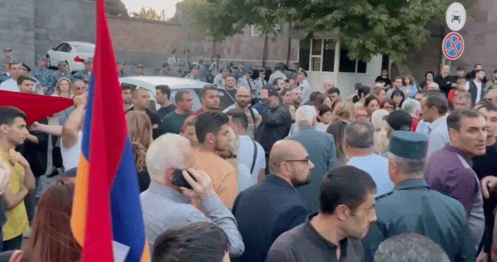 ერევანში, რუსეთის საელჩოსთან მომიტინგეებსა და პოლიციას შორის შეტაკება დაიწყო