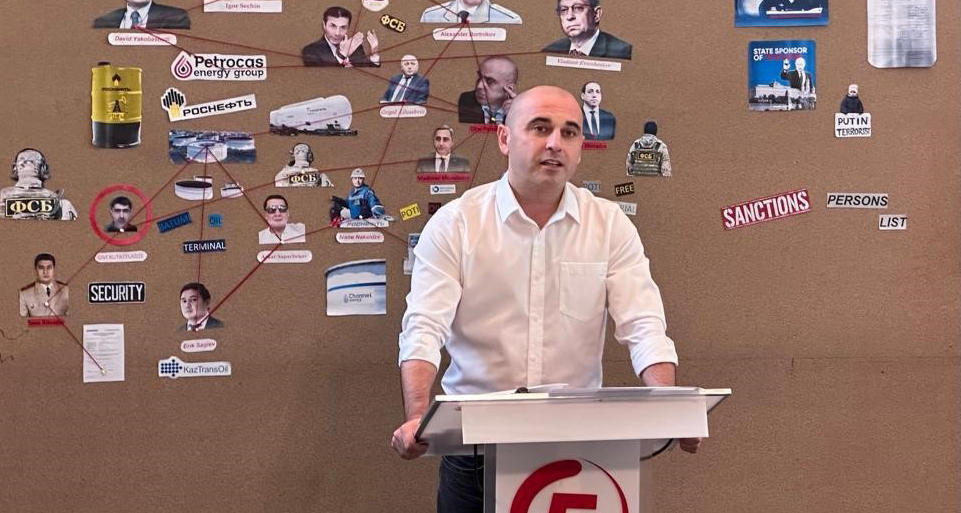 ლევან ხაბეიშვილი - ФСБ-ს აგენტი ოთარ ფარცხალაძე და მისი „კლანი“ მართავს ფინანსთა სამინისტროს შემოსავლების სამსახურს,  საბაჟო დეპარტამენტს, ფინანსურ პოლიციას, სტრატეგიულ ობიექტებს, ბათუმისა და ფოთის პორტებს