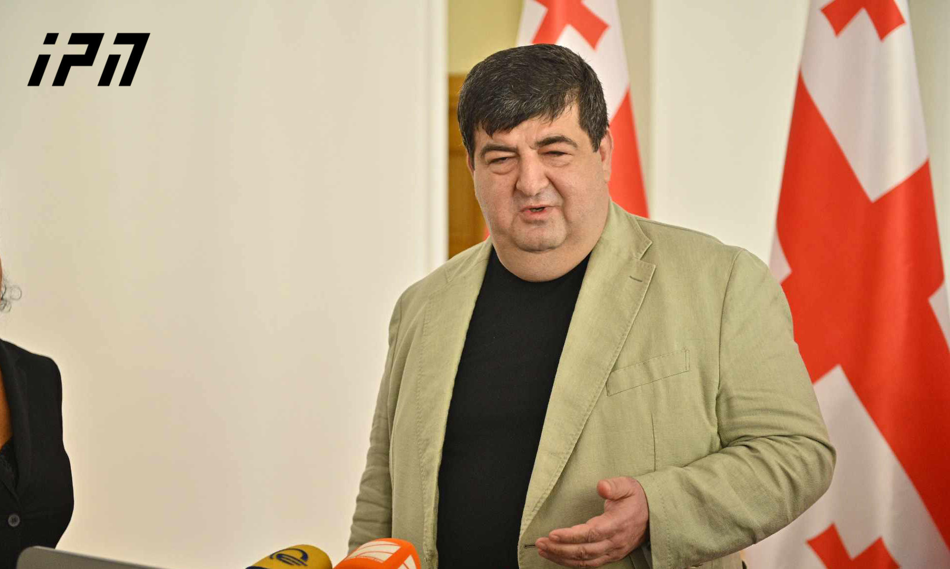 უმრავლესობის წევრი ვასილ ჩიგოგიძე განმარტავს, რა უნდოდა პარლამენტში, მის სამუშაო კაბინეტში რუსეთში მცხოვრებ ბიზნესმენ მამუკა ფიფიას, რომელიც გავრცელებული ინფორმაციით, გავრილოვის გარემოცვის წევრია