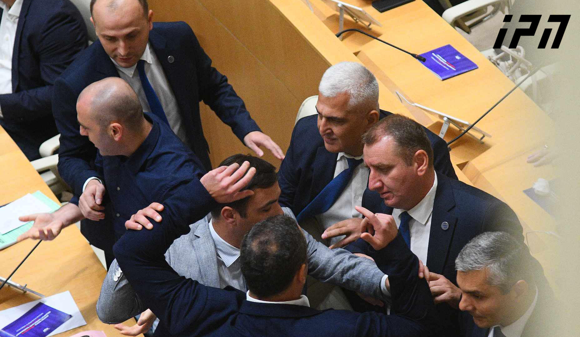 ოპოზიციამ პროტესტის ნიშნად პარლამენტის სასესიო დარბაზი დატოვა - მანამდე მანდატურებმა სხდომათა დარბაზი გიორგი ვაშაძეს დაატოვებინეს