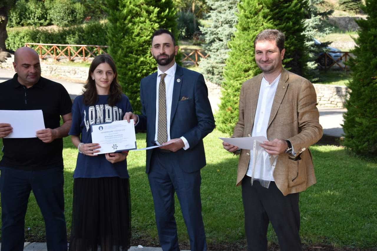 პროექტის ,,აფხაზეთიდან დევნილი ახალგაზრდებისათვის კულტურულ-შემეცნებითი საერთაშორისო ბანაკი“ მონაწილეებს სერთიფიკატები გადაეცათ