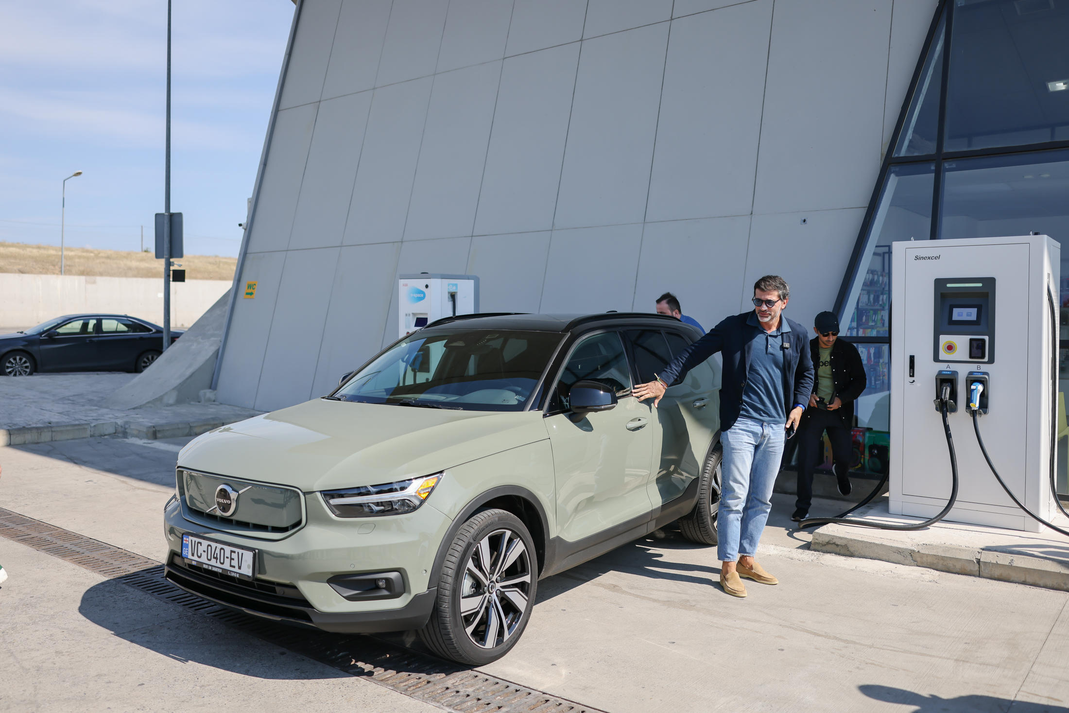 თბილისის მერიის ინიციატივით ავტომაგისტრალზე დამონტაჟებული ელექტროდამტენების სადგური დედაქალაქის მერმა დაათვალიერა