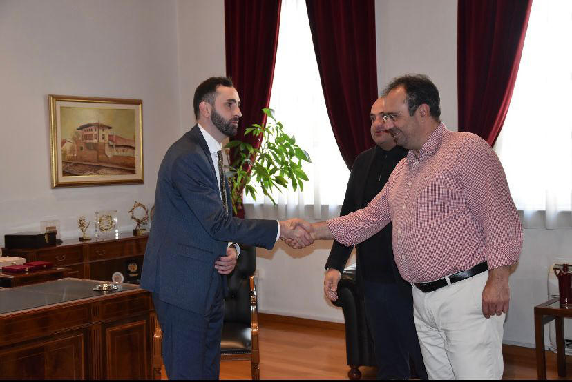 იუსტიციისა და სამოქალაქო ინტეგრაციის საკითხებში აფხაზეთის მინისტრი გიორგი გაბედავა ქალაქ ვერიის მერს, კონსტანტინოს ვორიაზიდს შეხვდა