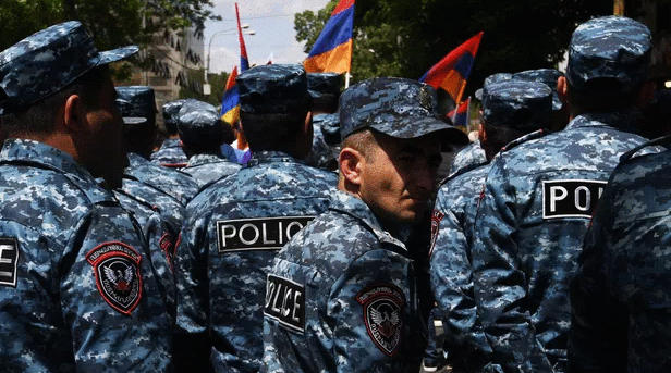 ერევანში მომიტინგეებმა, რომლებიც ნიკოლ ფაშინიანის გადადგომას მოითხოვენ, მთავარი გამზირი გადაკეტეს