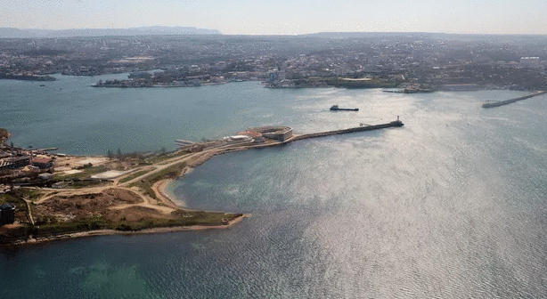 რუსული მედიის ინფორმაციით, უკრაინელებმა სევასტოპოლში შავი ზღვის ფლოტის შტაბ-ბინას სარაკეტო დარტყმა მიაყენეს