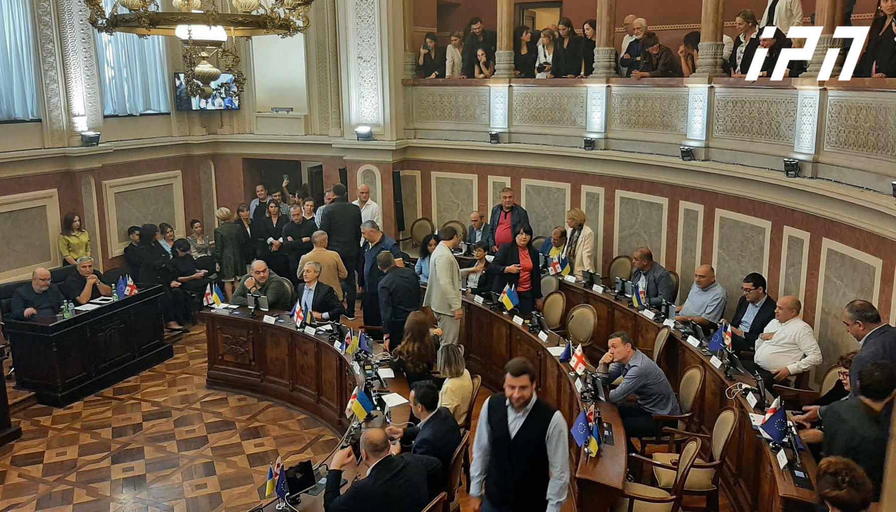 დედაქალაქის საკრებულოს სხდომა ხმაურის ფონზე მიმდინარეობს