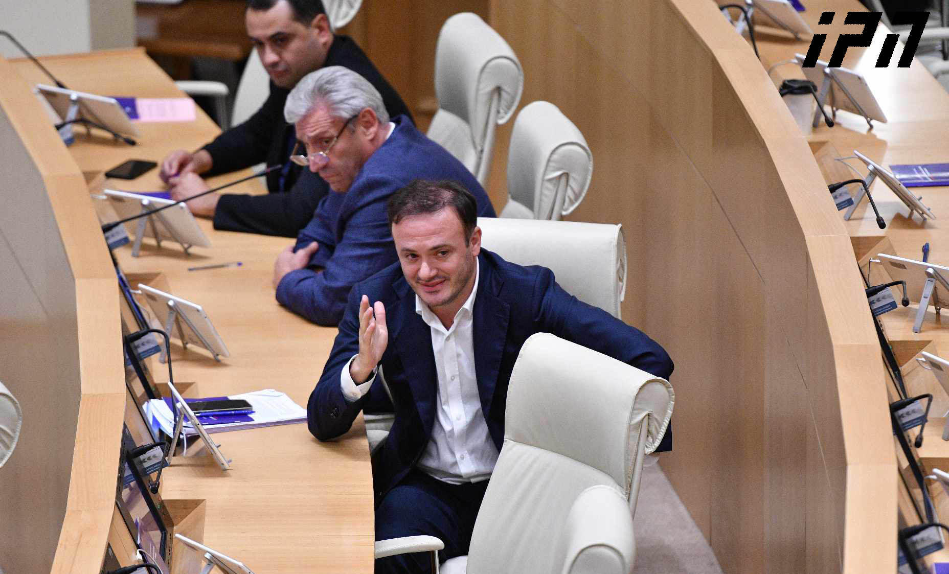 ირაკლი ზარქუა ხაბეიშვილს - რა ქენი გუდუნა ეს? რას დაგამსგავსეს ბიჭო, ჰა? რა გიქნა „სტრატეგია აღმაშენებელმა“ - არ მინდა გაგაბრიყვოს ვაშაძემ, კაცმა წაგართვა თანამდებობა და პარტიაც აგახია, აფერუმ შენს პოლიტიკოსობას!