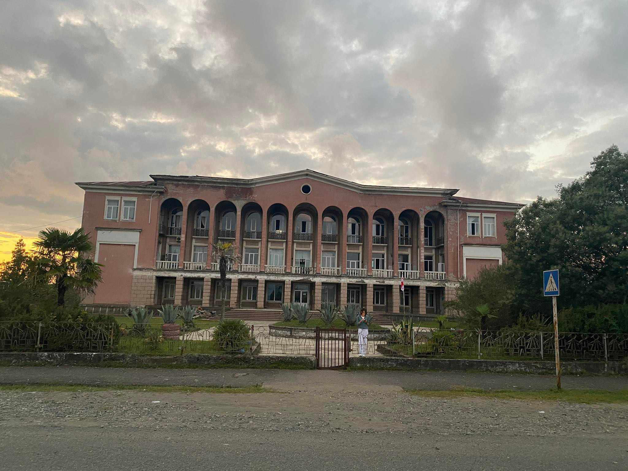 განათლების სამინისტროში აცხადებენ, რომ ქვემო ნატანების საჯარო სკოლაში, სადაც ჭერი ჩამოინგრა, დროებით სასწავლო პროცესი შეწყდება