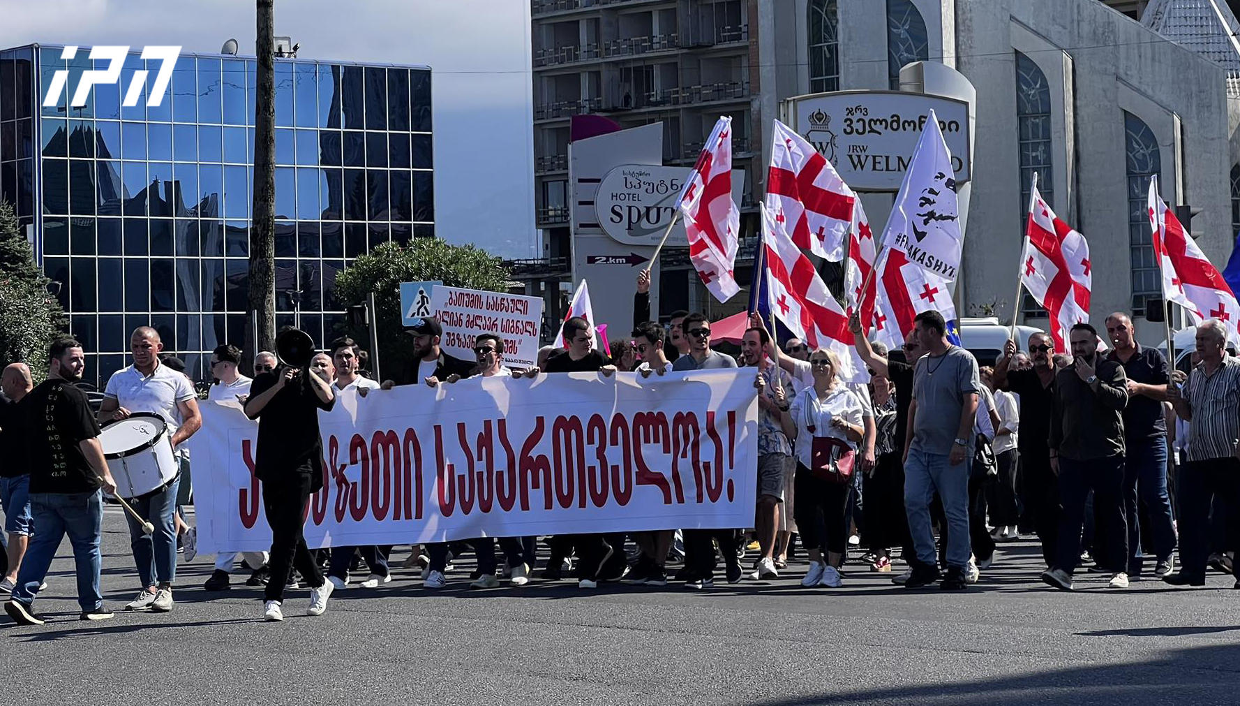 ბათუმში, სოხუმის დაცემის დღესთან დაკავშირებით „ნაციონალური მოძრაობის” წევრებმა და მხარდამჭერებმა მსვლელობა გამართეს