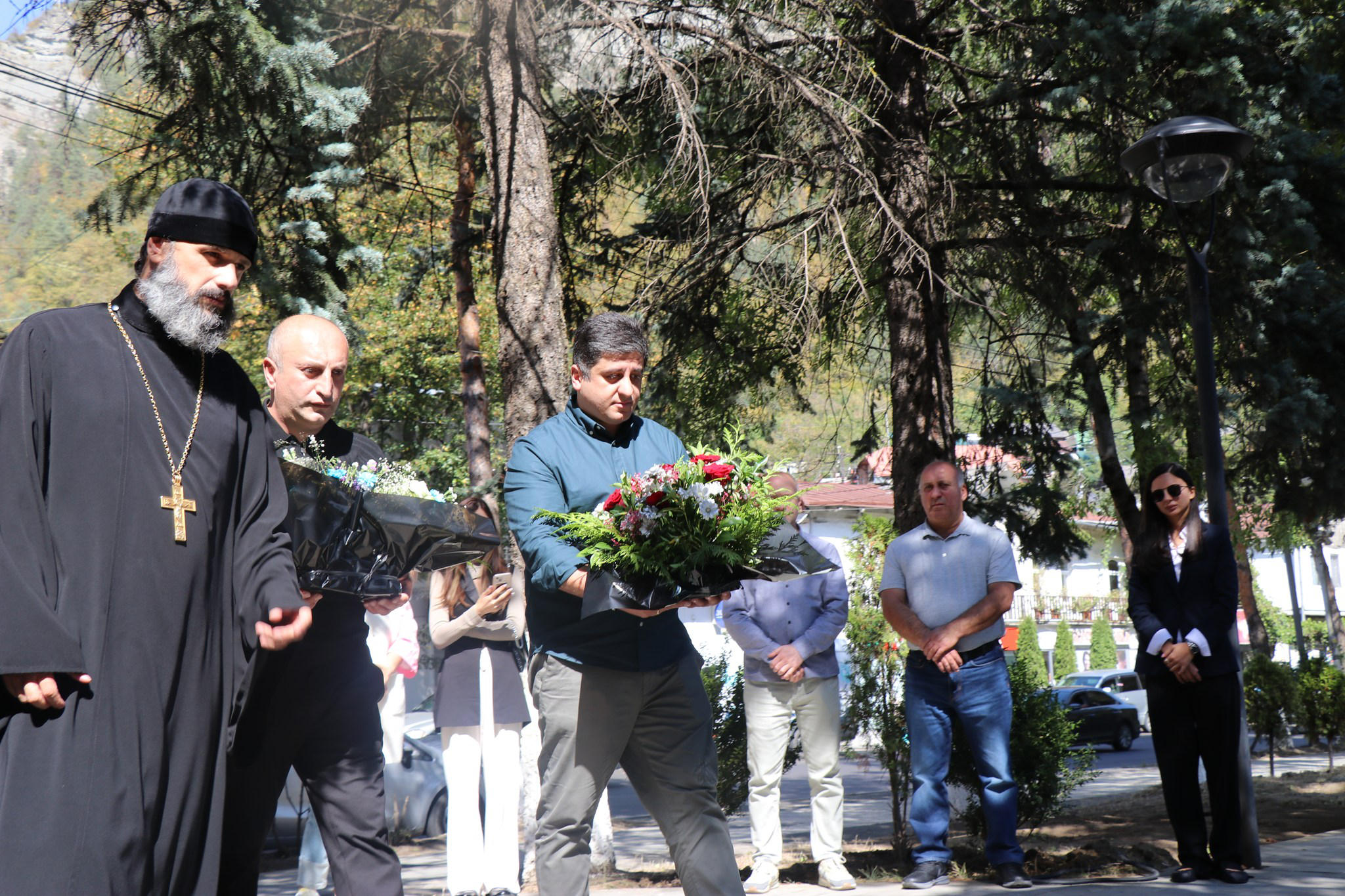 ბორჯომის მუნიციპალიტეტის მერმა, საკრებულოს თავმჯდომარის მოადგილემ და ადგილობრივი ხელისუფლების წარმომადგენლებმა აფხაზეთის ომის გმირთა მემორიალი გვირგვინით შეამკეს