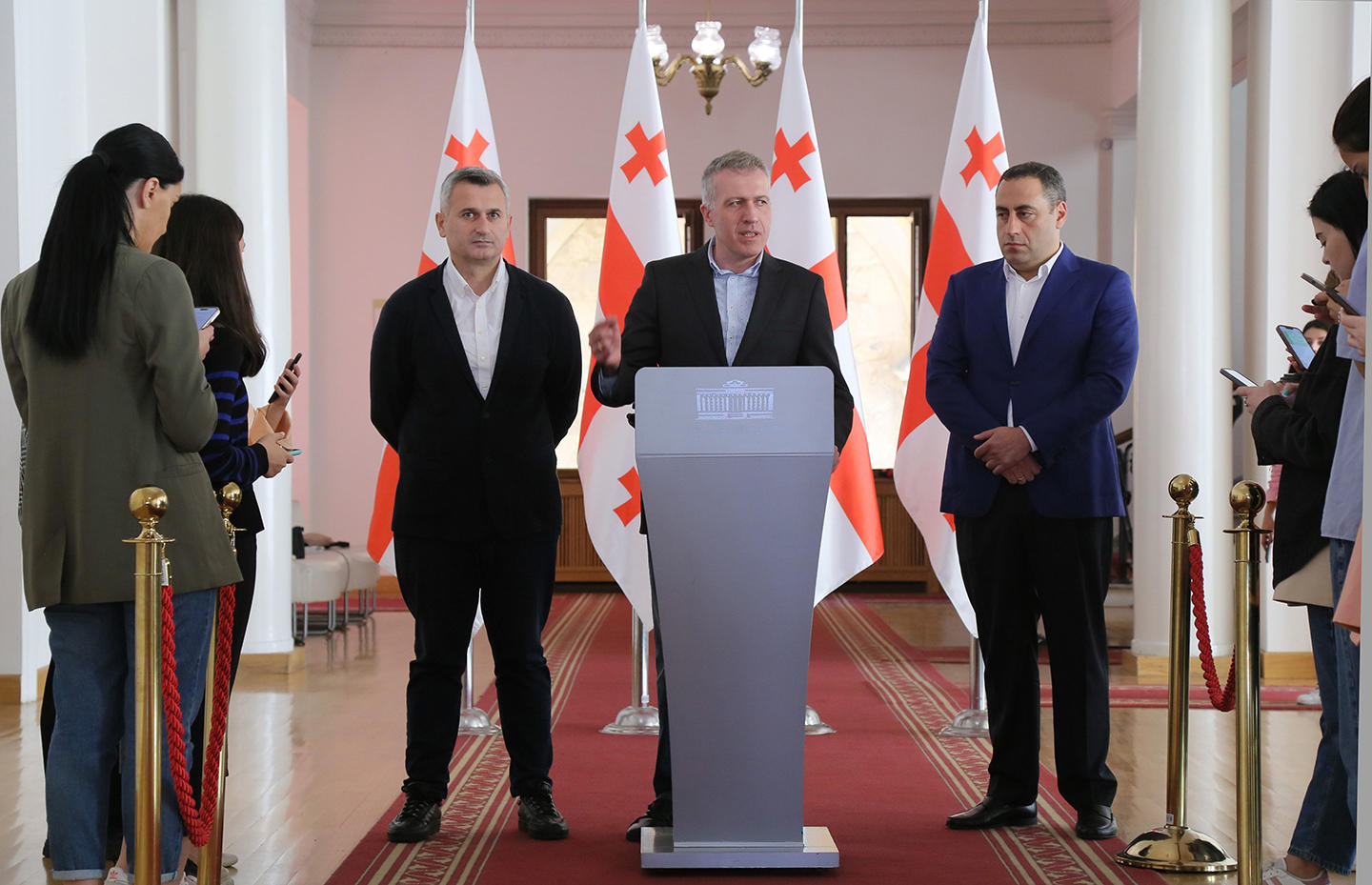 სერგო ჩიხლაძე - შარშანაც მილიარდზე მეტი შემოვიდა ჭარბი თანხა, მაგრამ დაიხარჯა ხალხზე? - არა, დაიხარჯა ისევ მანქანებზე, რემონტებსა და მივლინებებზე