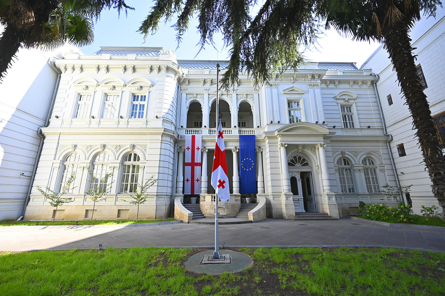 ორბელიანების სასახლეზე სახელმწიფო დროშა დაეშვა