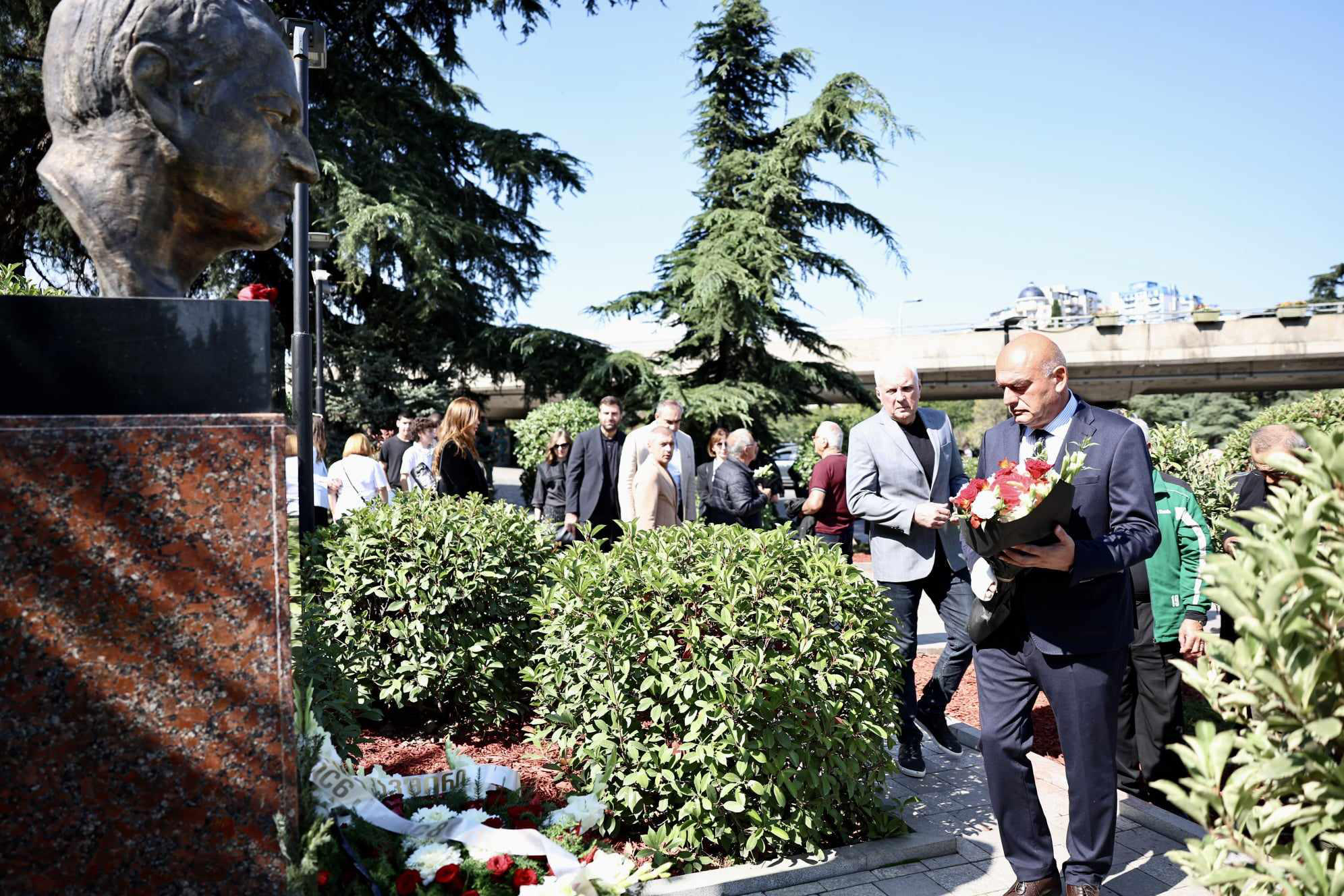 თბილისის საკრებულოს წევრებმა  აფხაზეთში დაღუპულ გმირთა მემორიალი გვირგვინით შეამკეს