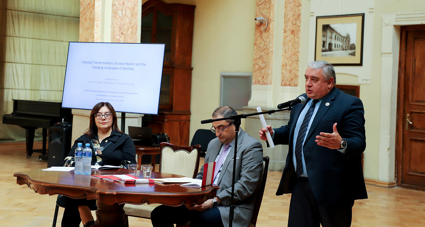 ჯაბა სამუშიამ საერთაშორისო სიმპოზიუმი „ლიტერატურათმცოდნეობის თანამედროვე პრობლემები” გახსნა