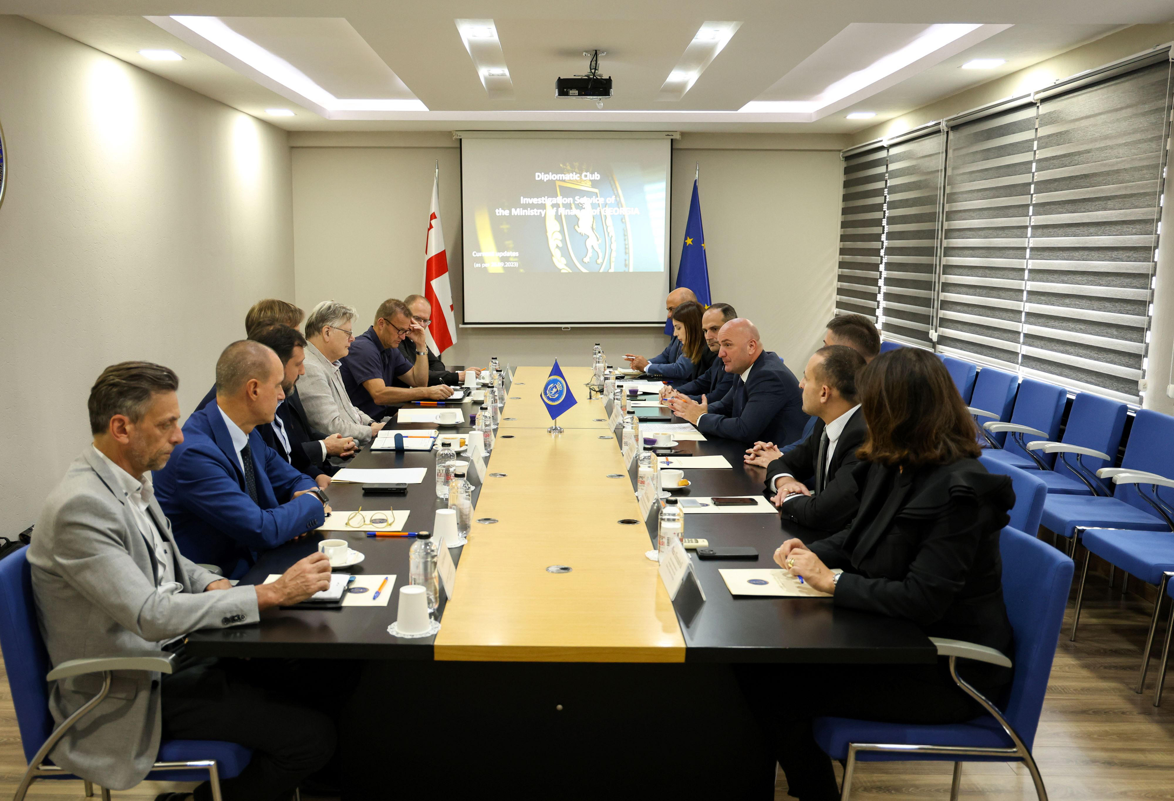 საგამოძიებო სამსახურის უფროსი სოსო რამიშვილი საქართველოში აკრედიტებული უცხო ქვეყნების საელჩოების წარმომადგენლებს შეხვდა