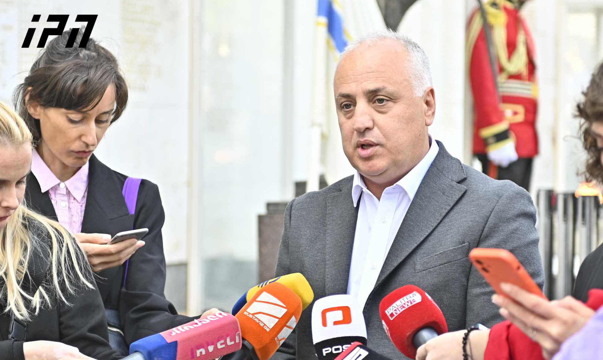 დიმიტრი ხუნდაძე - სამწუხაროდ, პრეზიდენტი ხან კონსტიტუციას არღვევს, ხან კანონს - მისი გადაწყვეტილება მორიგი შეცდომა იყო, ფარცხალაძეს რომ მოქალაქეობა არ ჩამოართვა, ეს შეცდომები მის და ქვეყნის რეპუტაციას აზიანებს