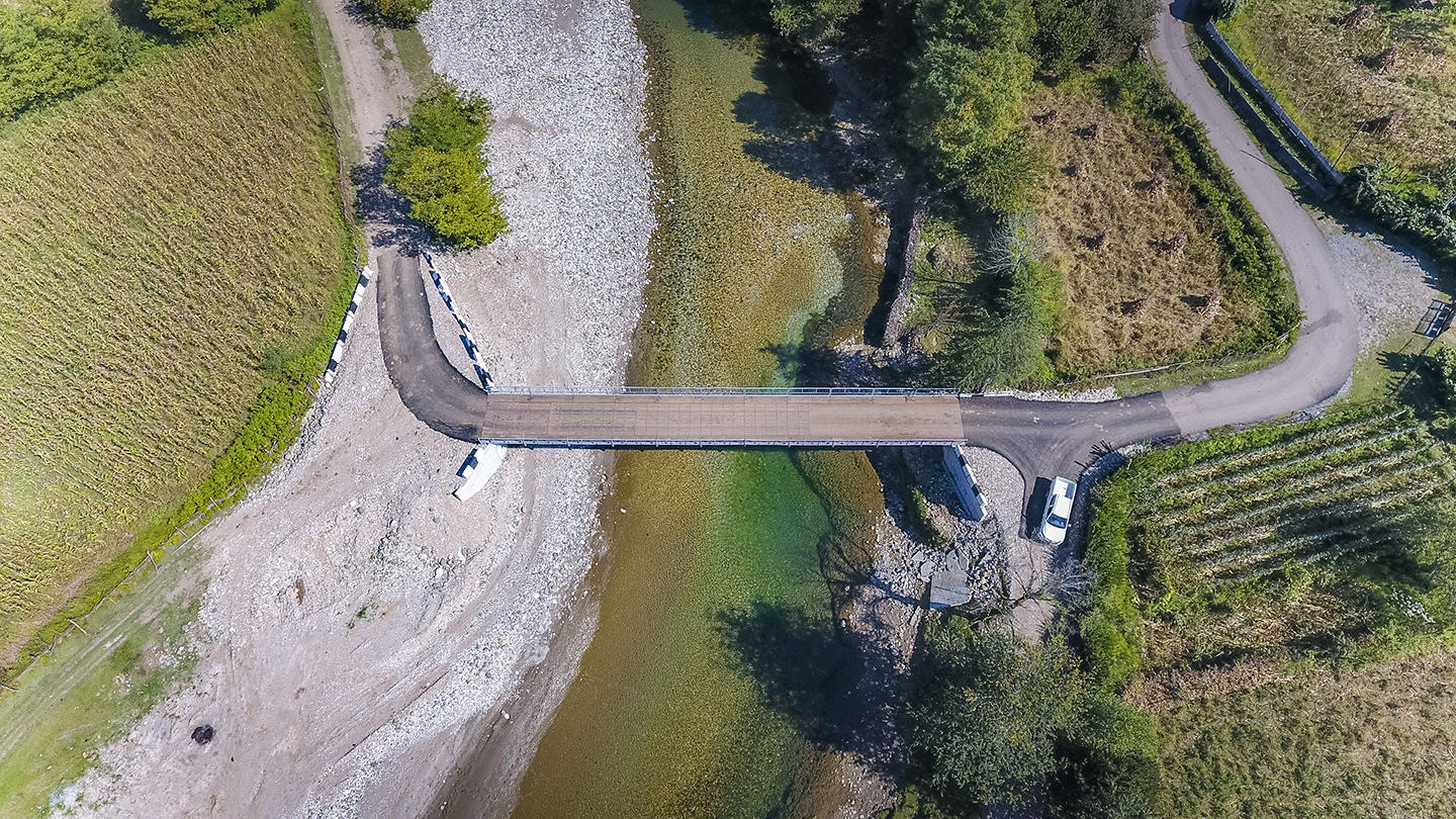 წალენჯიხაში მაზანდარას უბანში სტიქიის შედეგად დაზიანებული ხიდის ადგილას ახალი ხიდი მოეწყო