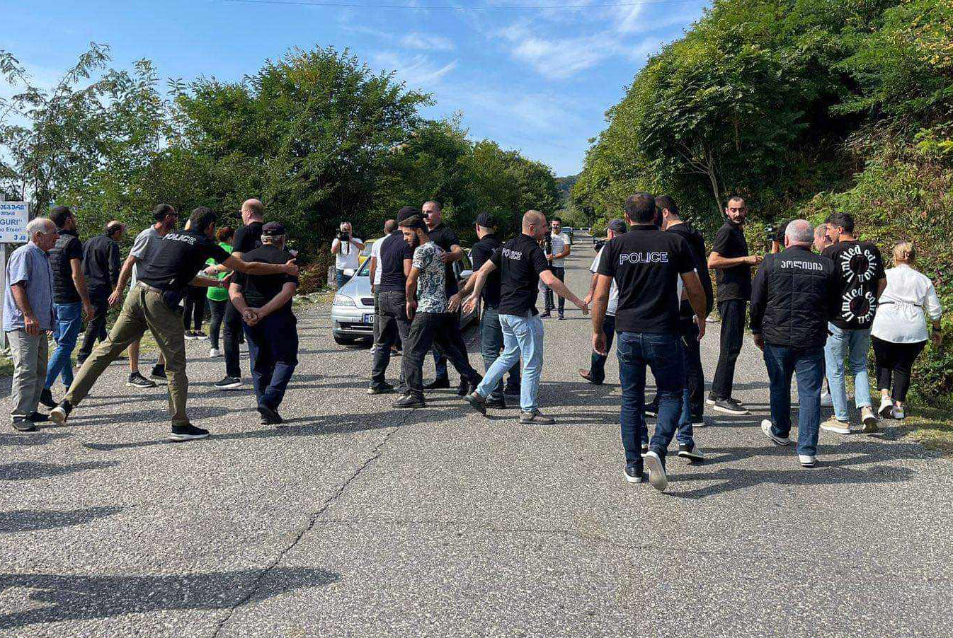 ჯვარი-მესტიის დამაკავშირებელ გზაზე, სადაც ჭალეს მუნიციპალიტეტის სოფელ ეწერფერდის მოსახლეობამ გზების რეაბილიტაციის მოთხოვნით აქცია გამართა, ხმაური იყო