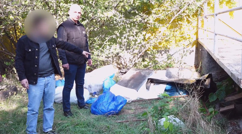 მეზობლების ინფორმაციით, შვილმა მამის ცხედარი კვალის დაფარვის მიზნით პლედებში გაახვია, ავტომობილის საბარგულში მოათავსა და აგარაკზე დამალა