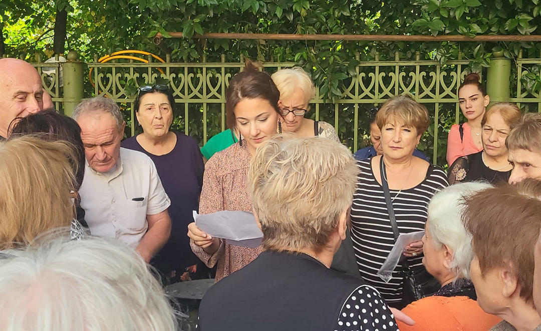 300-მდე პენსიონერმა პარტია „მოქალაქეების“ მხარდაჭერით ბანკს მიმართა
