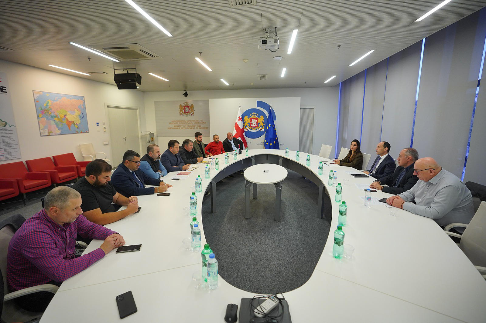 ლევან დავითაშვილი აბასთუმანში მშენებარე სასტუმროების ინვესტორებს შეხვდა