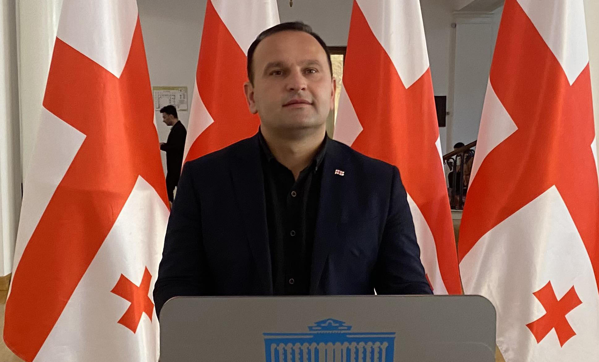 პაატა მანჯგალაძე უმრავლესობას - რა გირჩევნიათ ევროპა თუ მოიპაროთ ფული აქ და დაისვენოთ ევროპაში? - რა თქმა უნდა, გირჩევნიათ მოიპაროთ აქ და ამის გამო მზად ხართ, ჯაშუშ ფარცხალაძეს გადაეფაროთ