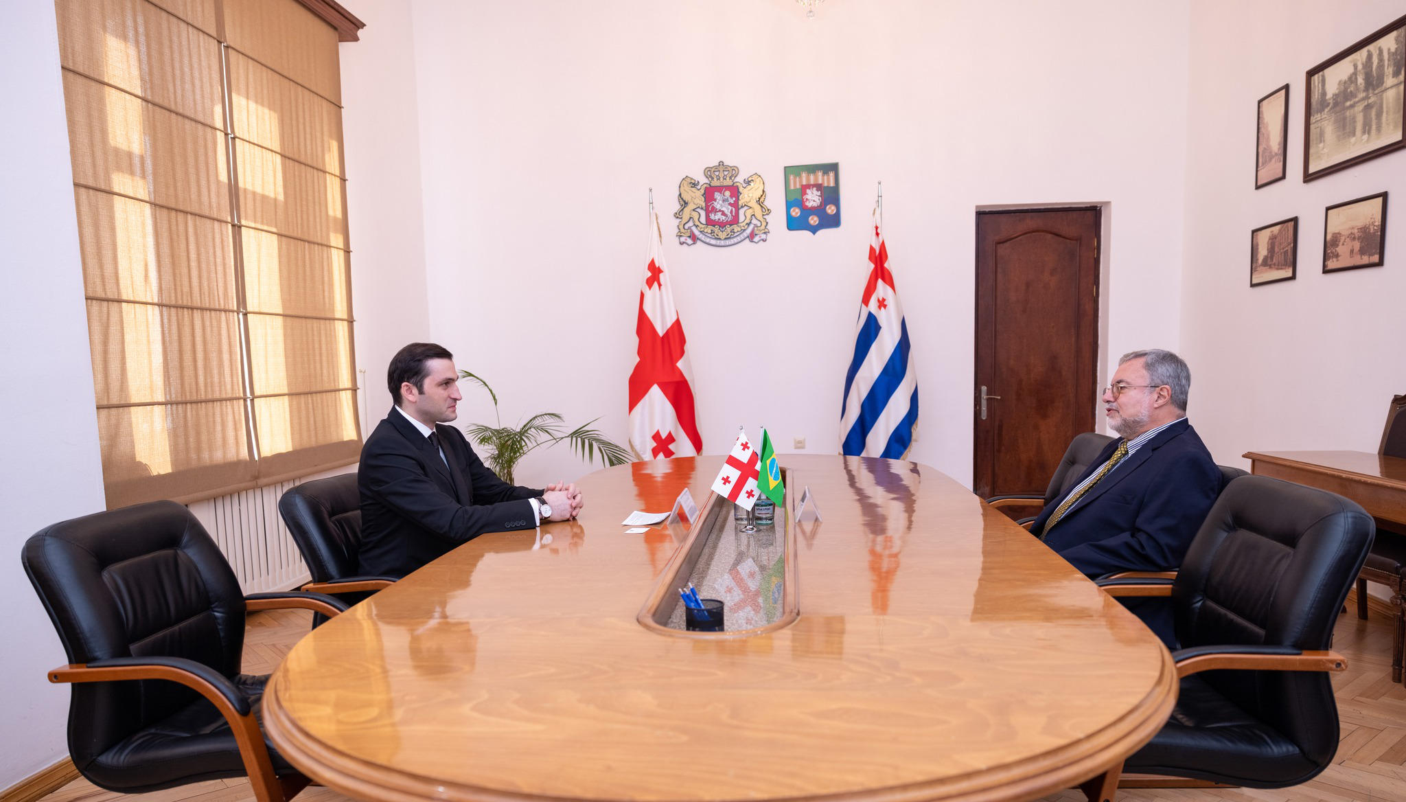 აჭარის მთავრობის თავმჯდომარე თორნიკე რიჟვაძე ბრაზილიის ელჩს საქართველოში ოსვალდო ბიატო ჯუნიორს შეხვდა