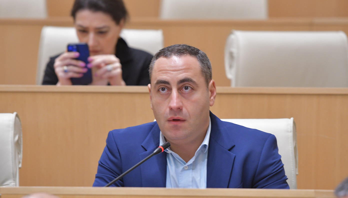 გიორგი ვაშაძე მინისტრს - მხოლოდ გასულ წელს ქვეყნიდან 100 000 მოქალაქე წავიდა, ეკონომიკა ორნიშნად გაიზარდაო, ასე გაიზარდა, ისე გაიზარდაო, ვისთვის გაიზარდა? -  რუსეთის მოქალაქეების დასაქმებას ეკონომიკის მინისტრი თუ ითვლით, უკაცრავად
