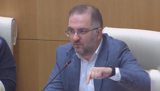 აკაკი მინაშვილი უმრავლესობას - თუ ვინმეს უნდა არეულობის მოწყობა, კარვების აკრძალვა ხელს შეუშლის? - აქამდე, პრაქტიკულად ყველა შემთხვევაში კრძალავდით კარვებს აქციების დროს, მაშინ უკანონოდ იქცეოდით?