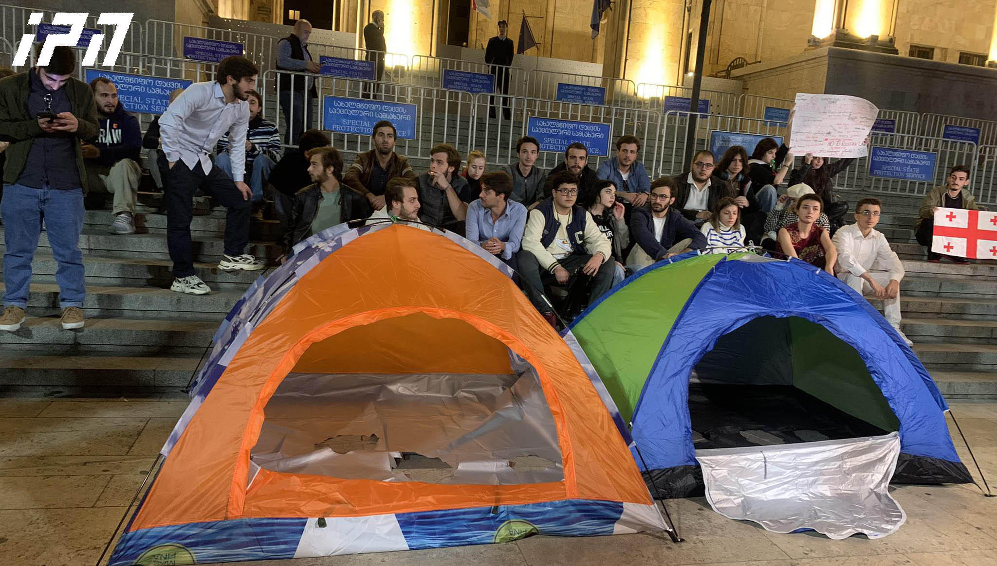 სამოქალაქო აქტივისტებმა, რომლებიც „შეკრებებისა და მანიფესტაციების შესახებ“ კანონში ცვლილებებს აპროტესტებენ, პარლამენტის წინ კარვები გაშალეს
