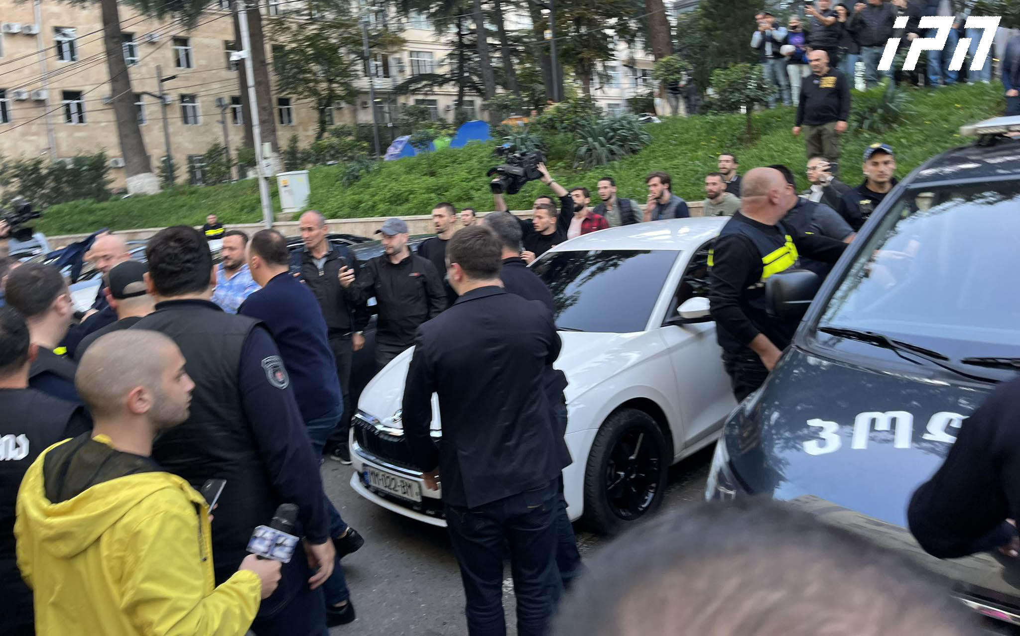 პარლამენტთან მიმდინარე აქციაზე სამართალდამცველებმა ლაზარე გრიგორიადისის მამა და მისი ძმა ტერიტორიიდან განარიდეს