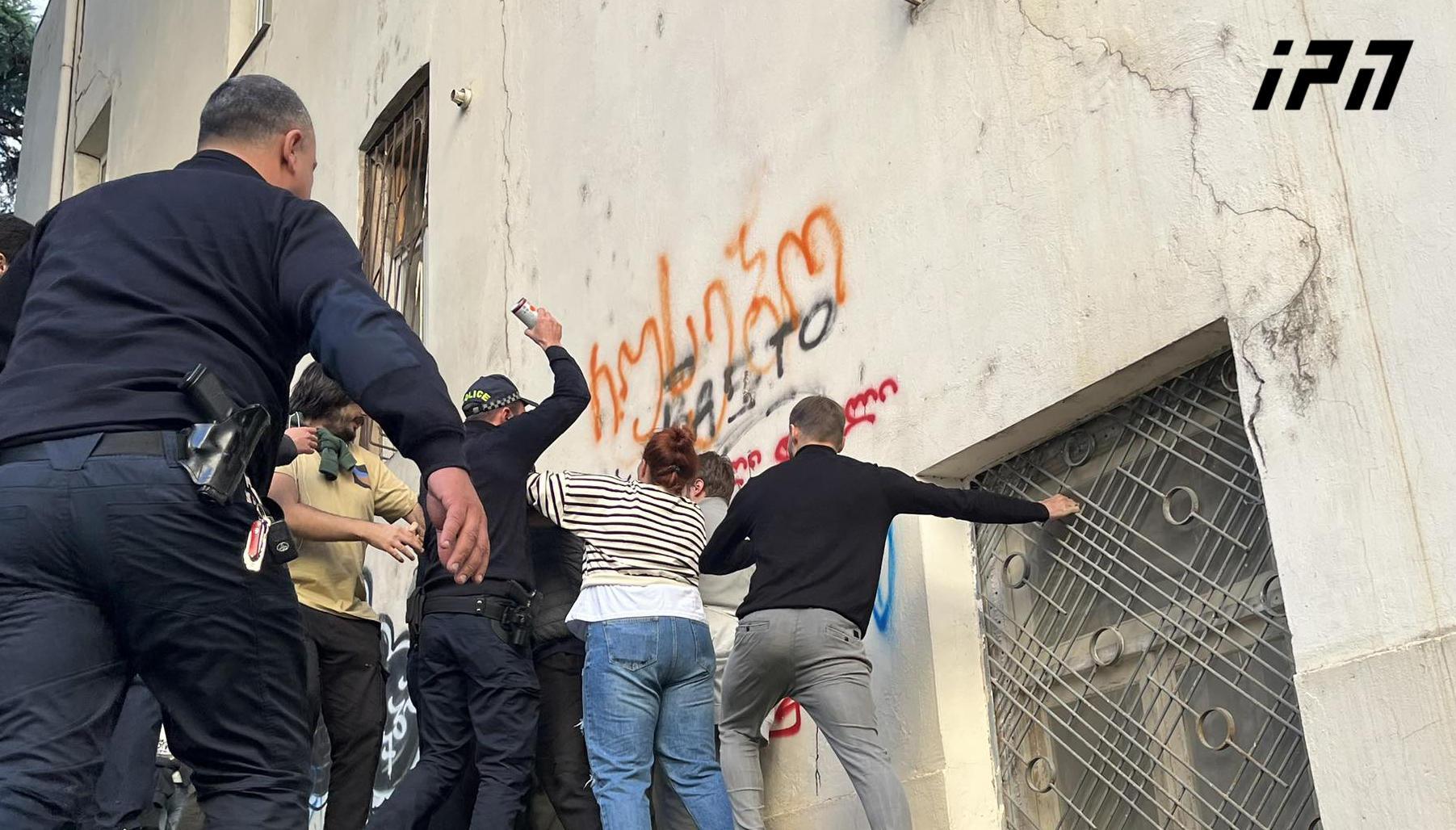 პარლამენტთან შეკრებილმა აქციის მონაწილეებმა საკანონმდებლო ორგანოს მიმდებარედ, კედელზე წარწერის - „რუსებო“ დაწერა პოლიციის გაფრთხილების მიუხედავად კვლავ სცადეს