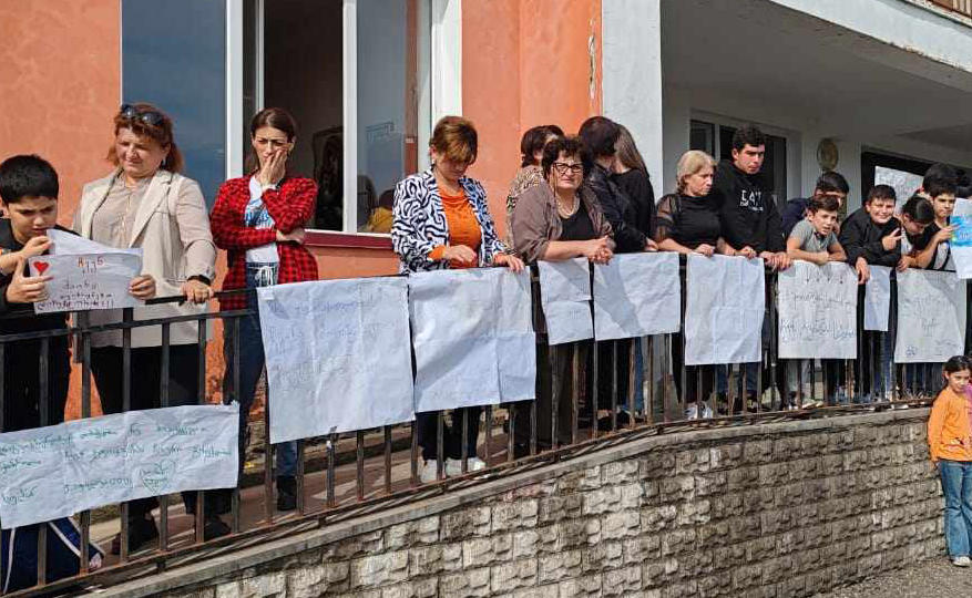 ჩხოროწყუს მუნიციპალიტეტის სამ სკოლაში საპროტესტო აქციები გაიმართა