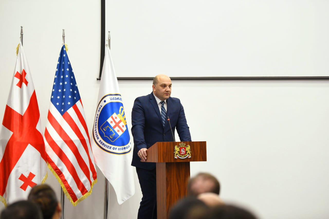 ალექსანდრე დარახველიძემ აშშ-ის იუსტიციის დეპარტამენტის მხარდაჭერით განხორციელებული კიბერდანაშაულის და ელექტრონული მტკიცებულებების ერთწლიანი სასწავლო პროგრამის მონაწილე შს სამინისტროს თანამშრომლები დააჯილდოვა