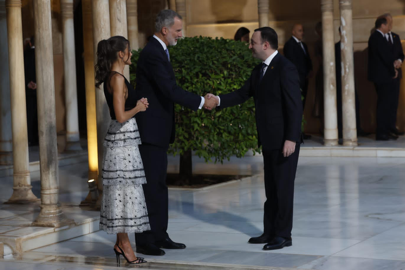 ირაკლი ღარიბაშვილი ევროპის პოლიტიკური გაერთიანების სამიტში მონაწილე ლიდერების საპატივცემულოდ გამართულ ოფიციალურ სადილს დაესწრო