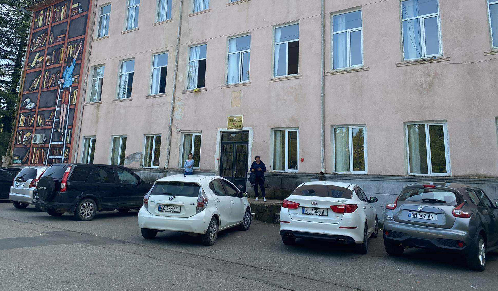 ოზურგეთში მე-4 საჯარო სკოლის დირექტორის გათავისუფლებას აპროტესტებენ