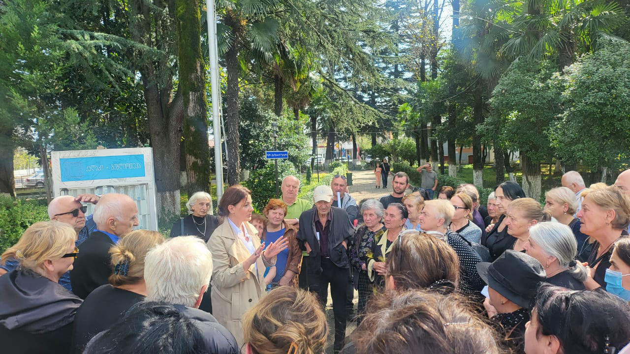 „მოქალაქეები“ - საპენსიო სესხებით დაზარალებულმა 500 მდე პენსიონერმა, ქუთაისში ვალების ძველ ჩარჩოში დაბრუნების მოთხოვნით, “ლიბერთი ბანკს” მიმართა