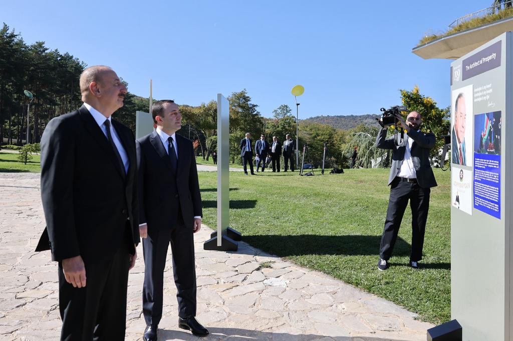 ირაკლი ღარიბაშვილმა და ილჰამ ალიევმა ჰეიდარ ალიევის 100 წლის იუბილისადმი მიძღვნილი ფოტოგამოფენა დაათვალიერეს