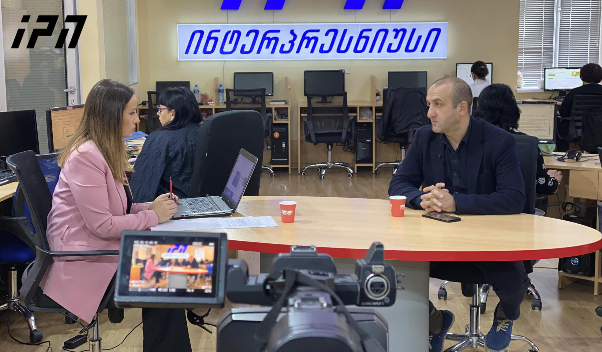 იაგო ხვიჩია - „ქოცებსაც“ არ ეტყობათ, რომ პრეზიდენტის იმპიჩმენტის პროცესში ბევრის გადამხდელები არიან - იციან, რომ ჩვენზე იაფად სხვებთან გამოდიან, ამიტომ ჩვენთვის არაფერი შემოუთვლიათ - ფასს გვიგდებენ ჩვენი კოლეგები