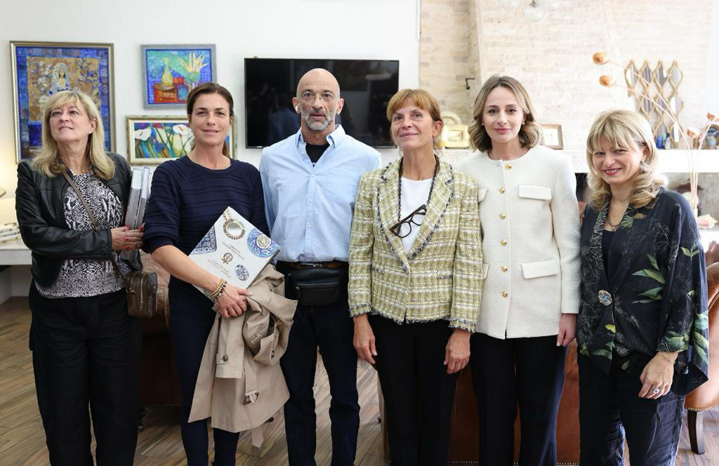 ირაკლი ღარიბაშვილისა და ვიქტორ ორბანის მეუღლეებმა კომპანია  „დავით კაკაბაძე მინანქარი  ოქრომჭედლობა"  დაათვალიერეს