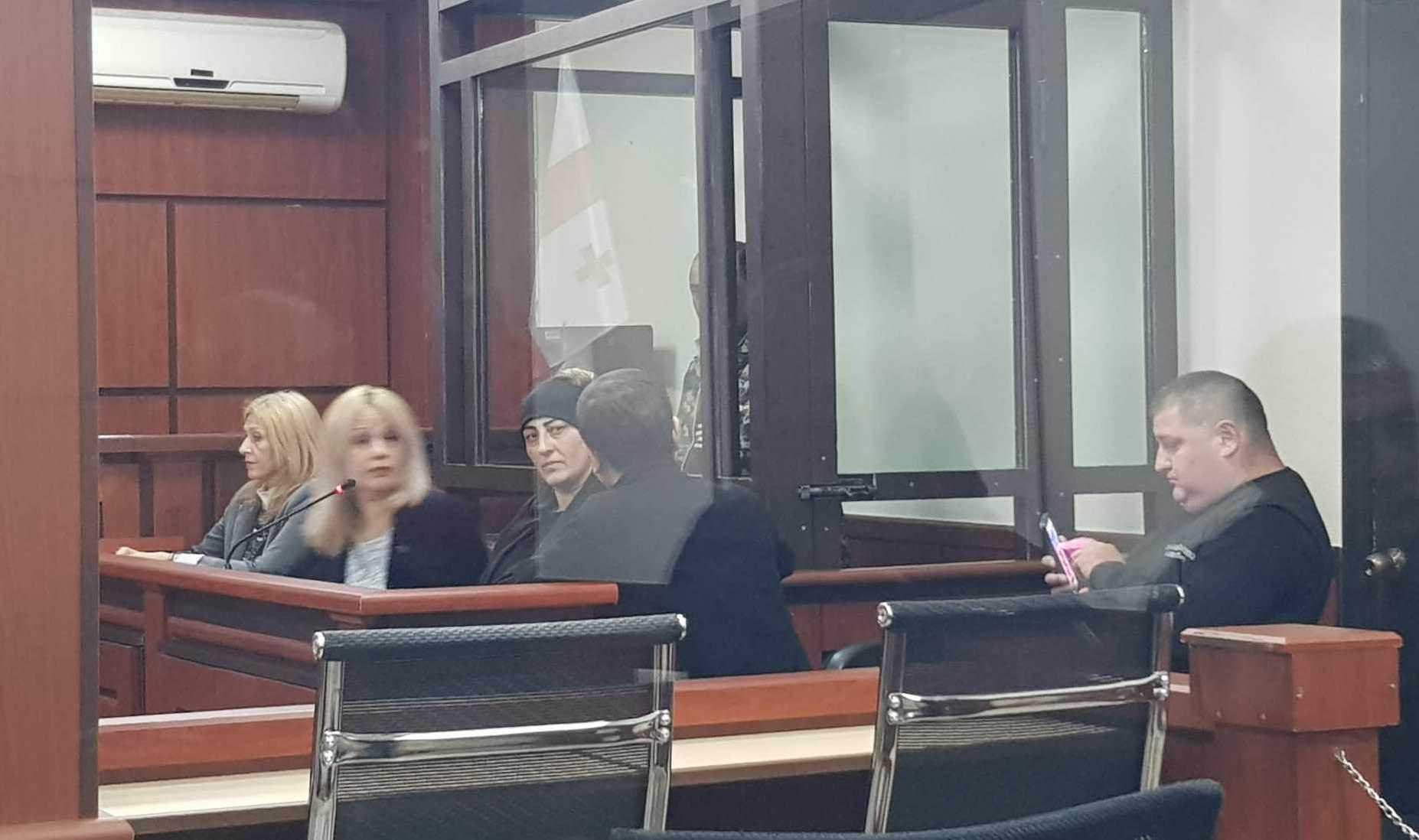 რუსთავის საქალაქო სასამართლო 14 წლის გოგონას განზრახ მკვლელობის საქმეზე, ქორწინების იძულების და დანაშაულის შეუტყობინებლობის ფაქტებზე მოკლულის დედის და ბიძის მიმართ აღკვეთის ღონისძიებაზე მსჯელობს
