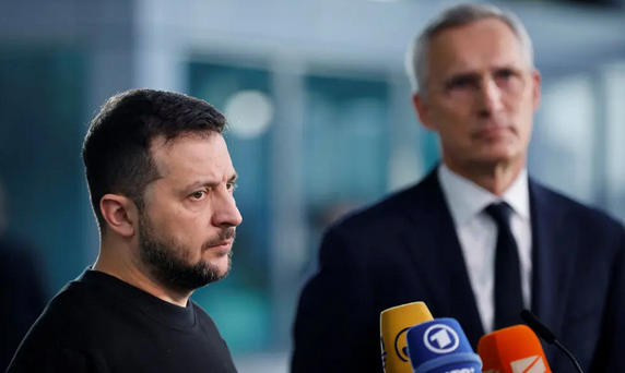 ვოლოდიმირ ზელენსკი, უკრაინაში რუსეთის შეჭრის შემდეგ, ნატო-ს შტაბ-ბინას პირველად ეწვია