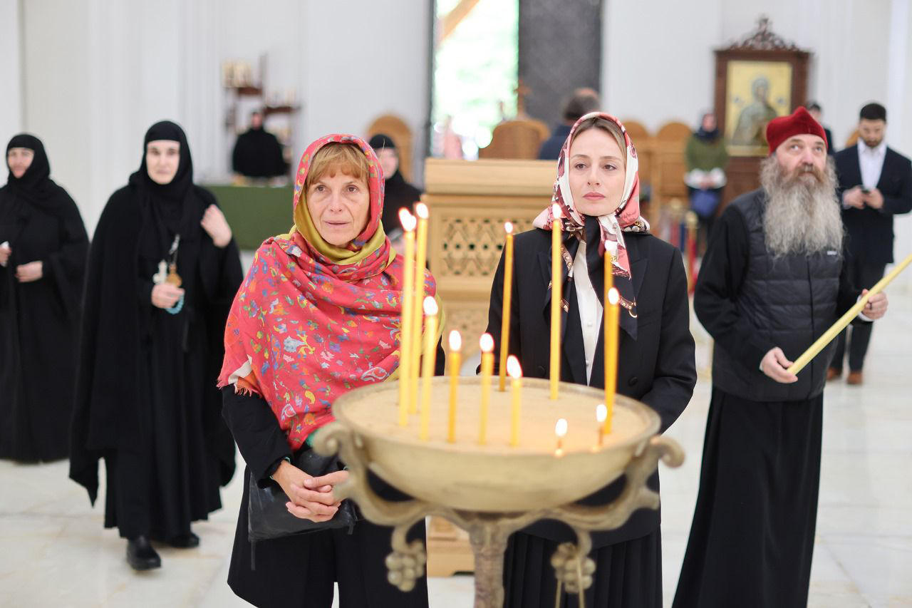 ირაკლი ღარიბაშვილისა და ვიქტორ ორბანის მეუღლეები ბოდბის წმინდა ნინოს სახელობის დედათა მონასტერში იმყოფებოდნენ